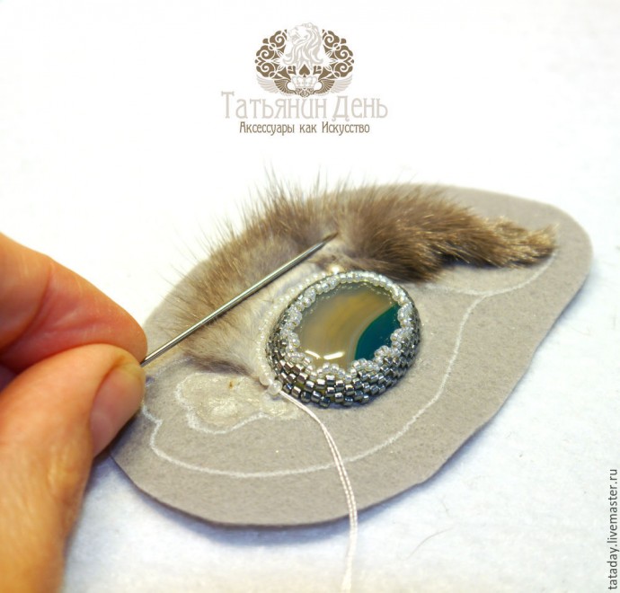 ​Создаем шикарную зимнюю брошь с мехом: часть 2