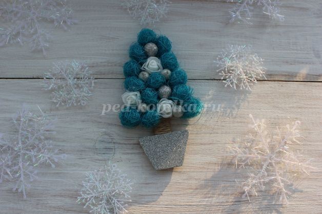 Ёлочка магнит на холодильник из сизаля