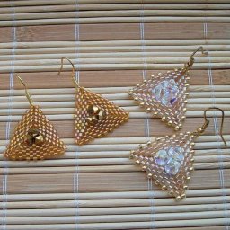 ​Красивые золотистые треугольные сережки