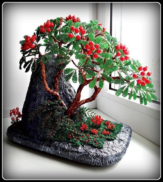 Бонсай "Рябина" из бисера и рубки Бонсай "Рябина" из бисера и рубки