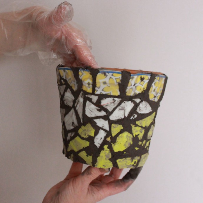 Декор цветочного горшочка мозаикой из битой посуды: часть 3 Декор цветочного горшочка мозаикой из битой посуды: часть 3