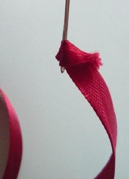 Вышивка лентами: пышная роскошная роза