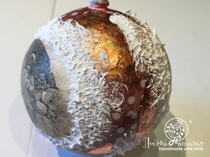 Декорирование винтажного ёлочного шара "Зимняя сказка" в смешанной технике: часть 3