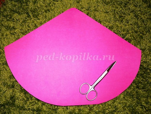 Делаем ёлочку из конфет и мишуры к новому году