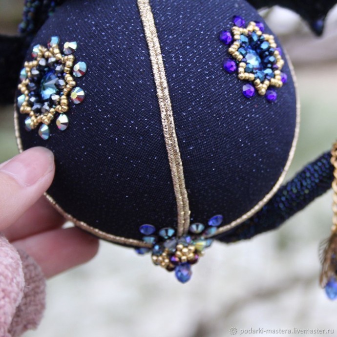 ​Новогодний шар с оплетёнными бисером кристаллами риволи: часть 1