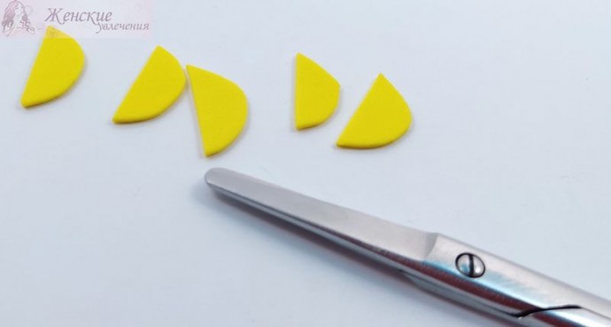 Очаровательные маленькие розочки из обрезков фоамирана для декора и аксессуаров Очаровательные маленькие розочки из обрезков фоамирана для декора и аксессуаров