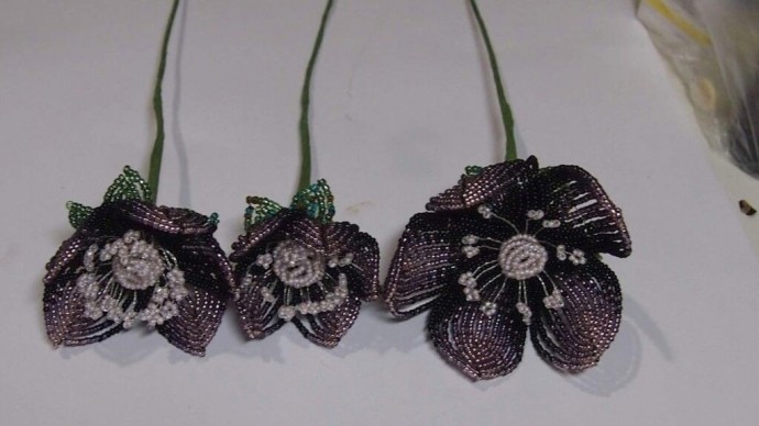 Цветочная композиция из бисера в темных тонах