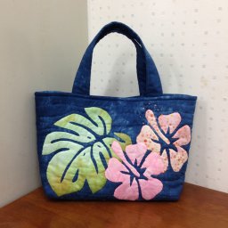 Лист монстеры в дизайне сумок