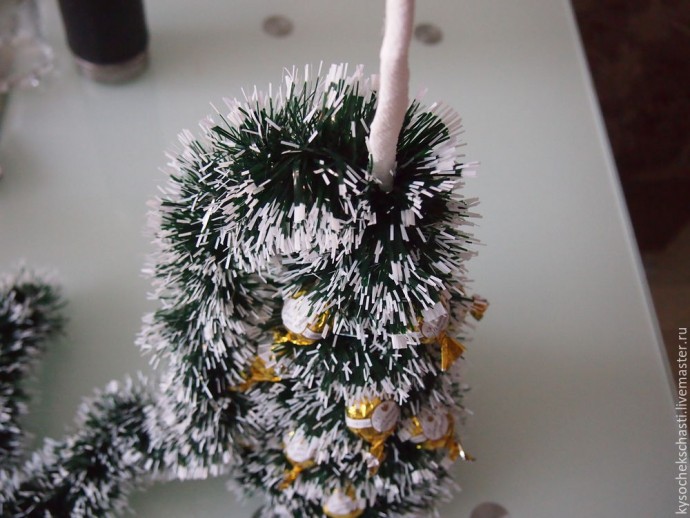 Мастерим "сладкую" ёлочку из конфет и мишуры: часть 3