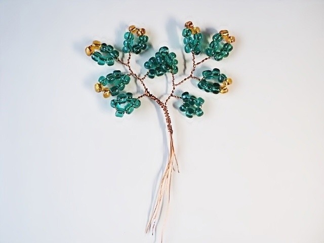 ​Нарядная ёлочка из бисера и рубки