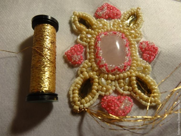 ​Брошь из бисера и лент: часть 3