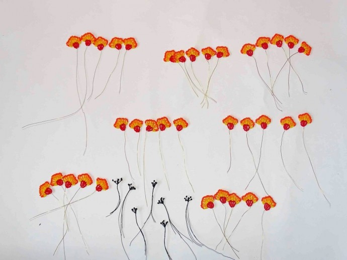 Цветочная композиция из бисера и рубки