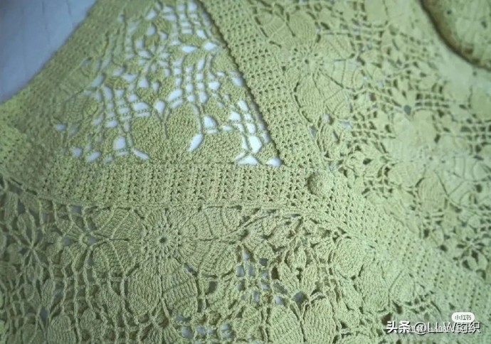 ​Кардиган крючком с цветочными узорами