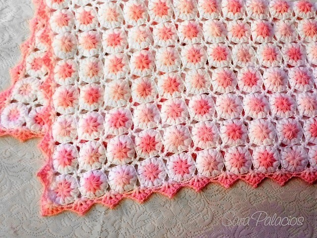 Красивые детские пледы из мотивов пышными столбиками Красивые детские пледы из мотивов пышными столбиками