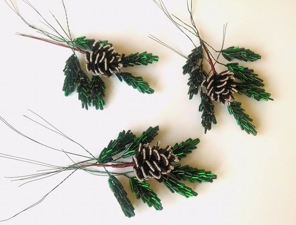 Новогодняя композиция из бисера и рубки