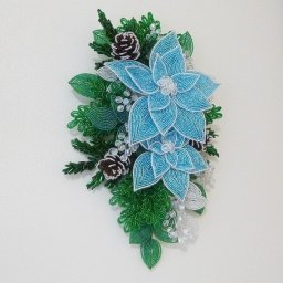 Новогодняя композиция из бисера и рубки