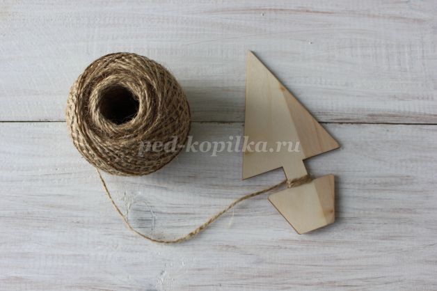 Ёлочка магнит на холодильник из сизаля