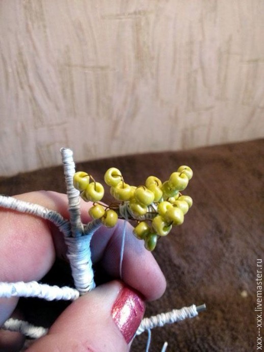 ​Изготавливаем берёзку из бисера