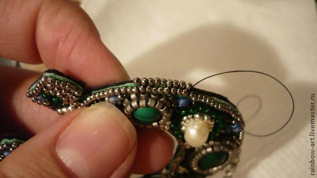 Вышитый бисером кулон "Подкова": часть 3