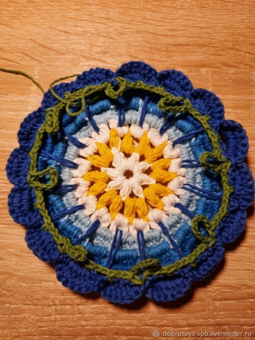 Большой вязаный цветок