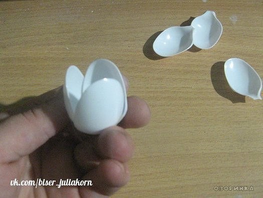 Мастерим кувшинки для садового пруда