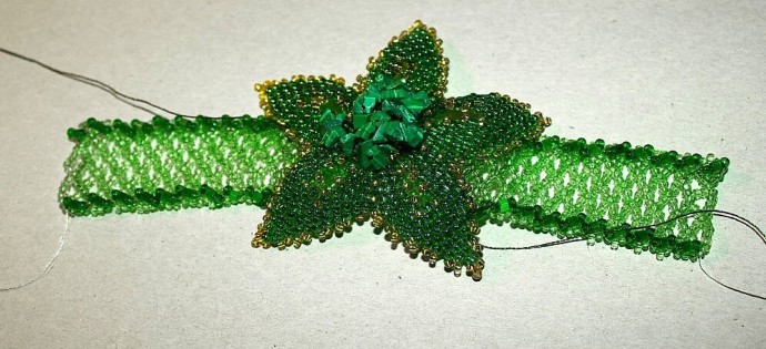 Зеленый цветок из бисера