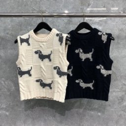 Безрукавка спицами с собачками