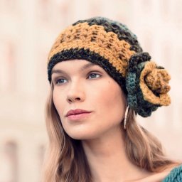​Шапка с брошью