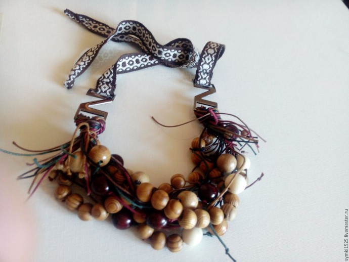 ​Колье из деревянных бусин