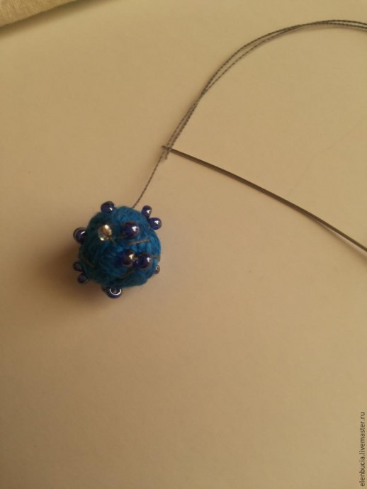Создаем маленькие шарики-брелки с помощью пряжи и бисера