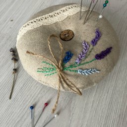 Игольница своими руками с вышивкой и запахом лаванды