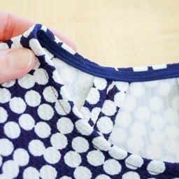 Обработка горловины косой бейкой