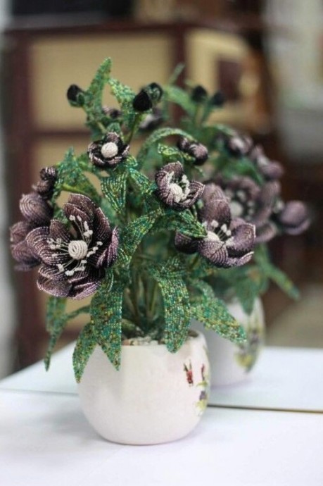 Цветочная композиция из бисера в темных тонах