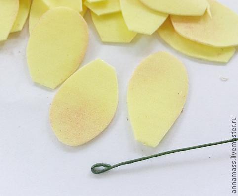 Цветы из фоамирана на ободке