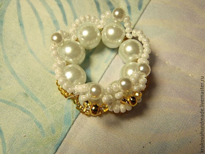 Делаем милого ангелочка из бисера: часть 2