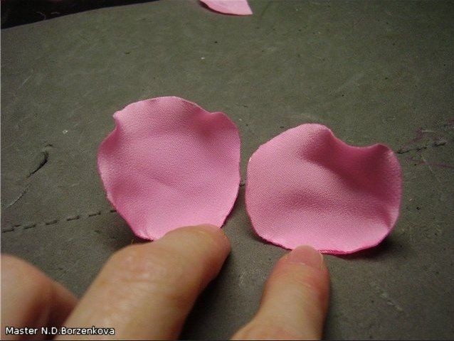 Милая розочка из плотного шелка Милая розочка из плотного шелка