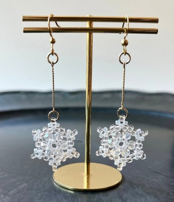 Снежинка из бисера и бусин Снежинка из бисера и бусин