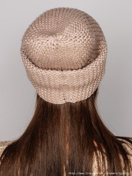 ​Стильная шапка-бини спицами
