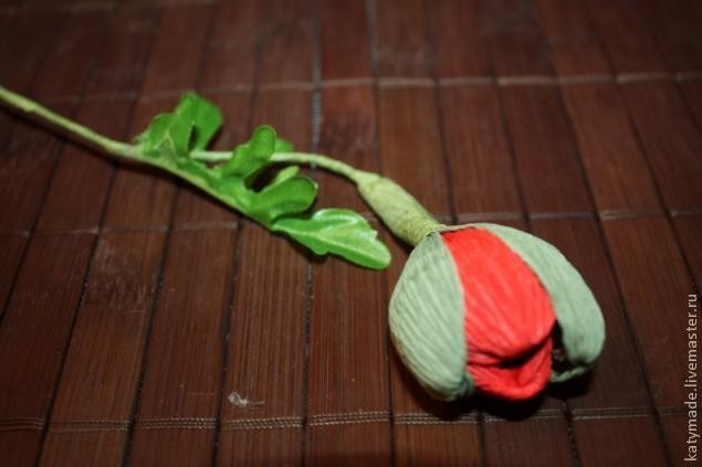 Маковый бутон из флористической гофрированной бумаги и конфеты: часть 3