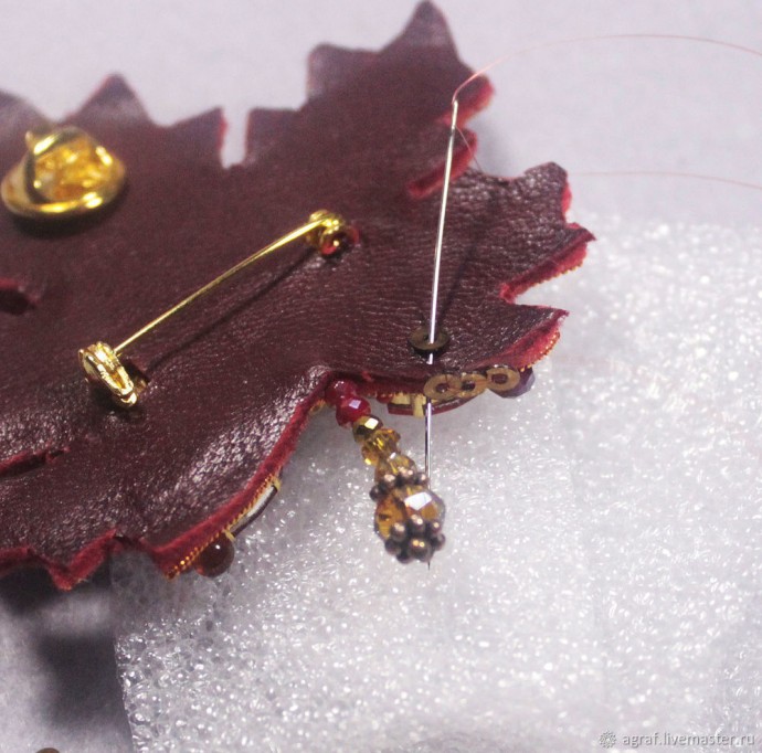 Брошь "Кленовый листочек" Брошь "Кленовый листочек"