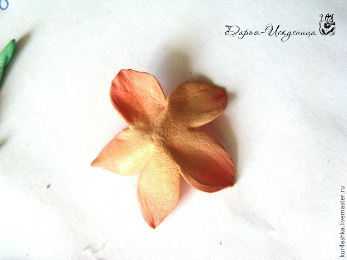 Декорируем свечу для семейного очага с цветами из фоамирана: часть 3