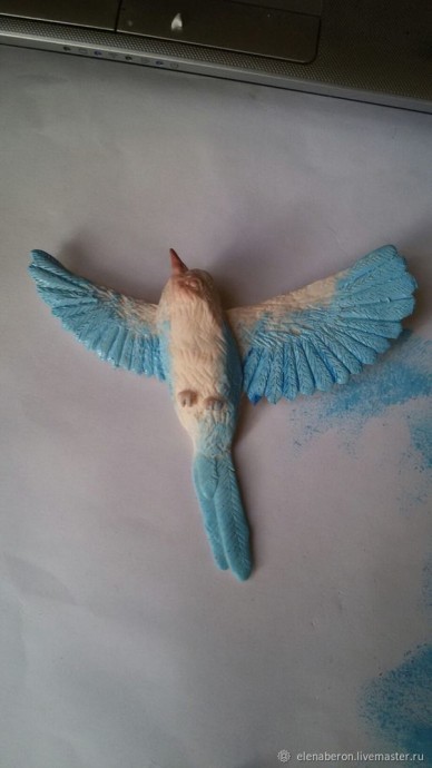 ​Мастерим голубую сороку из глины: часть 3