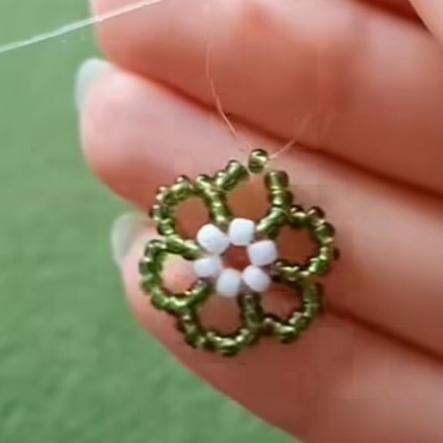 ​Простой цветок из бисера