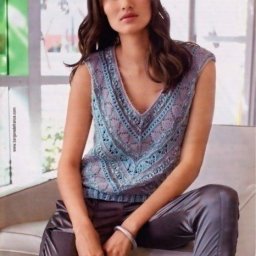 ​Топ с V-образной горловиной и градиентным переходом цвета