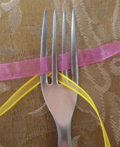 ​Делаем маленький ажурный бантик из тонких прозрачных ленточек