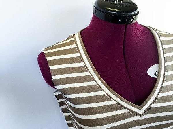 V-образный ворот на трикотажных изделиях