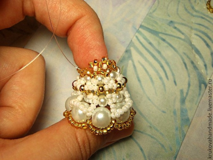 Делаем милого ангелочка из бисера: часть 3