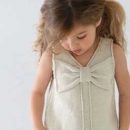 ​Топ или безрукавка жилетка для девочки спицами с очаровательным бантиком