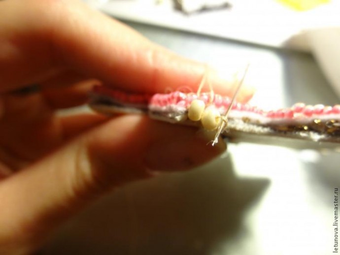 ​Брошь из бисера и лент: часть 5