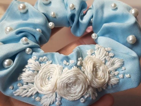 Декорирование модной резиночки вышивкой гладью, жемчугом и бисером Декорирование модной резиночки вышивкой гладью, жемчугом и бисером